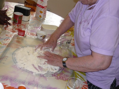 atelier de cuisine, manger sain et pas cher, réinsertion, convivialité, tagine, clafoutis, salade